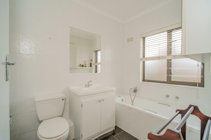 To Let 3 Bedroom Property for Rent in Meadowridge Western Cape